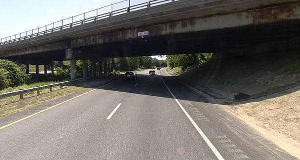 (RIDOT) has awarded a contract to repair the East Avenue West Bridge, which carries traffic for Route 113 (East Avenue) over I-295 in Warwick.