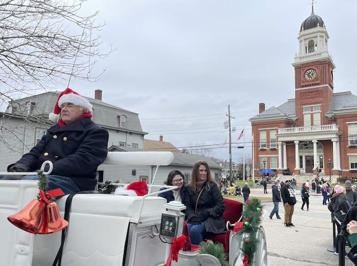 [CREDIT: Rob Borkowski] Lynn and Arbrianna Maymon get ready for their carraige ride with during the Apponaug Winter Festival.