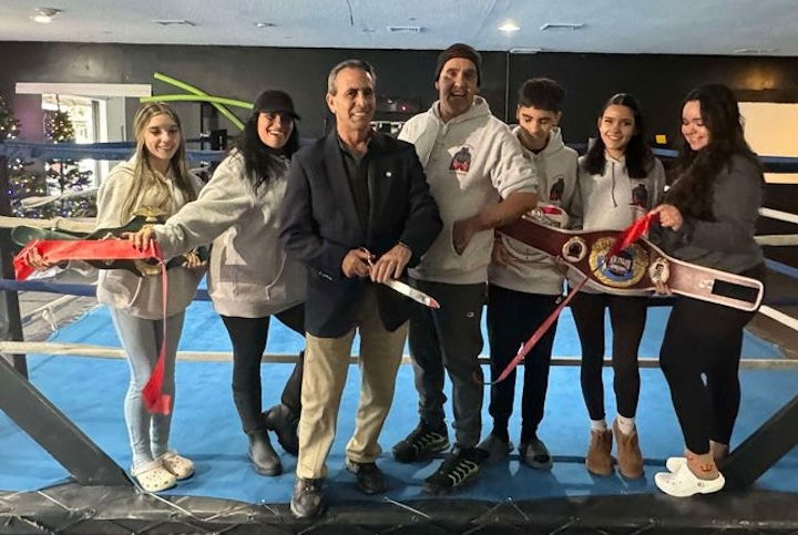 [CREDIT: Rob Borkowski] Mayor Frank Picozzi helps with the ribbon cutting at the Hard Knocks grand opening Saturday, Nov. 23.